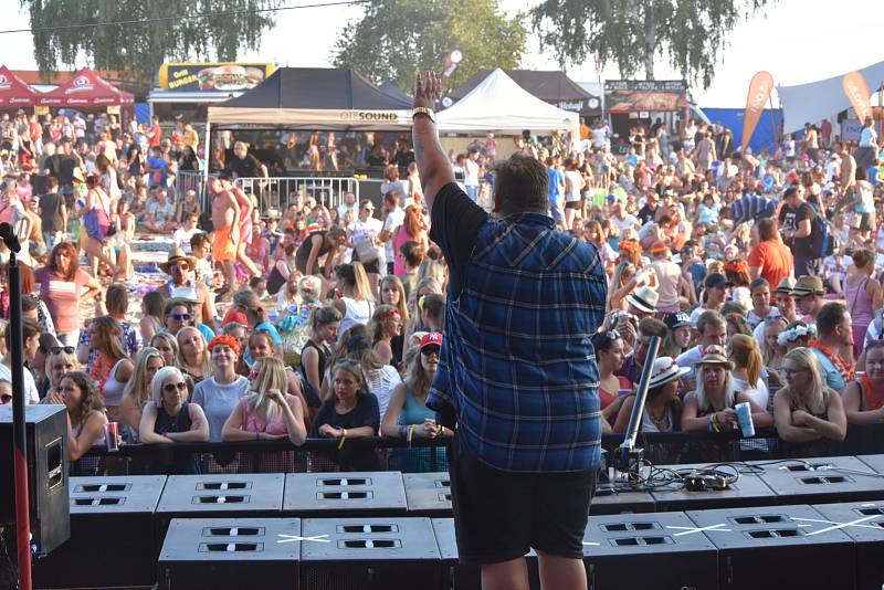 Letní festival v příjemném prostředí, přímo na pláži, byl v tropickém počasí volbou několika tisíců návštěvníků. Foto: Ondřej Navrátil