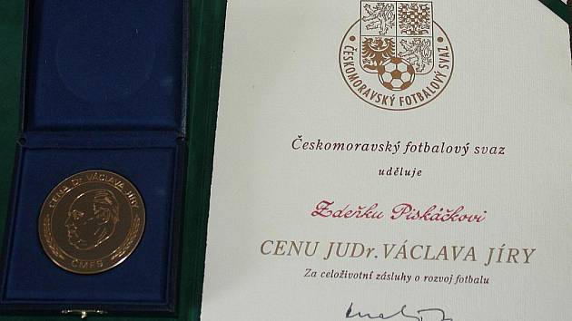 Za celoživotní přínos fotbalu dostal Zdeněk Piskáček v roce 2001 prestižní Cenu JUDr. Václava Jíry.
