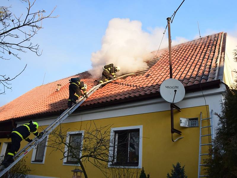 Požár rodinného domu ve Zvíroticích na Příbramsku.