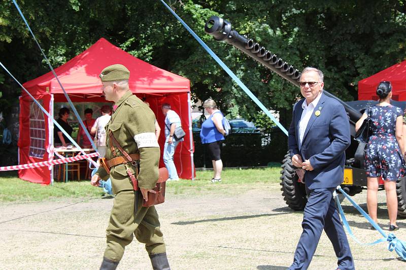 Již 9. ročníku tradičních Jineckých slavností se účastnila také Armáda ČR. Na akci byla výstava vojenské techniky a střílelo se i z malého děla.