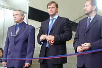Loňskou výstavu, která byla zřejmě poslední, zahajoval bývalý starosta Ivan Fuksa (vlevo) společně se středočeským hejtmanem Petrem Bendlem.