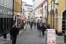 Bývalá prodejna obuvi na roku Pražské a Pivovarské ulice v Příbrami (na obr. žlutá budova vpravo) už několik let zeje prázdnotou.