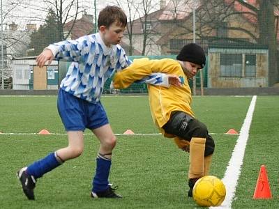 OS minikopané: Sp. Příbram B (žlutí) - D. Dušníky (0:4 a 1:1).