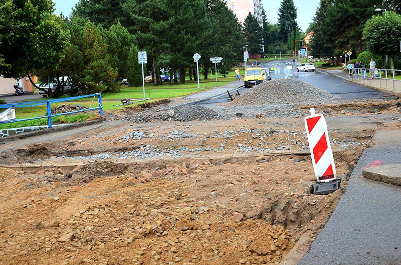 Oprava hlavního tahu v Březnici koncem srpna 2016.