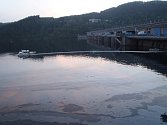 V sobotu 6. května v podvečerních hodinách došlo nedaleko obce Bohostice při neopatrné manipulaci s lodí k úniku ropných látek na hladinu Orlické přehrady.