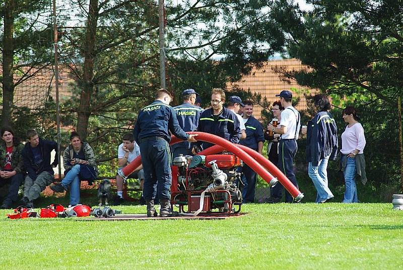 Hasiči z 10. okrsku Hvožďany při letošní postupové soutěži a soutěži o Pohár starostky Obecního úřadu Hvožďany.