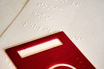 Nápojový lístek psaný Braillovým písmem. Ilustrační foto
