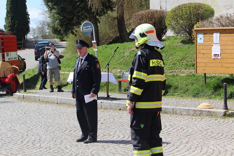 Hasiči v Kamýku nad Vltavou slavnostně křtili nový zásahový vůz.