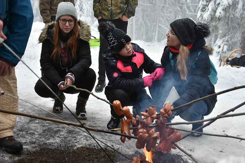 Čím výše účastníci stoupali, tím bylo okolí krásnější, v lese bylo téměř 50 centimetrů sněhu.Na Pražáku na příchozí čekaly medaile, červené razítko, pečení buřtíků a teplé alkoholické i nealkoholické nápoje.