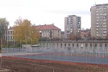 Rozestavěné hřiště příbramské základní školy v ulici Bratří Čapků