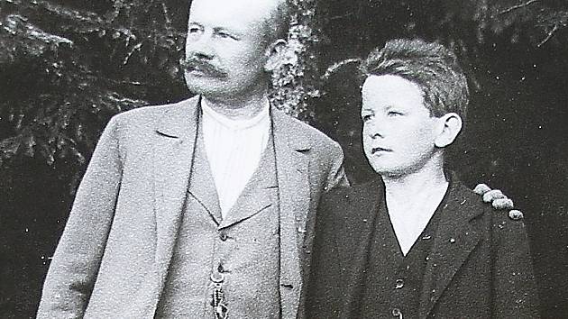 R. R. Hofmeister se synem Rudolfem v brdských lesích.