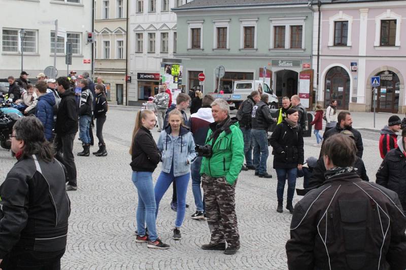 Druhá dubnová sobota patřila v centru Příbrami opět přejezdu nejkratší silnice s číslem 66 na světě.