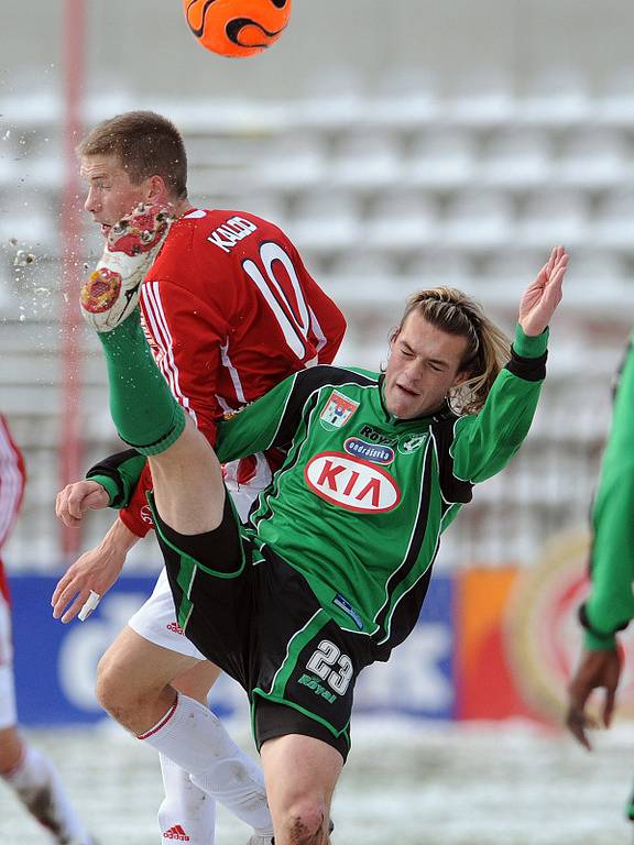 1. liga: Vikt. Žižkov - 1.FK Příbram (2:0). Domácí Kalod a příbramský Borek.