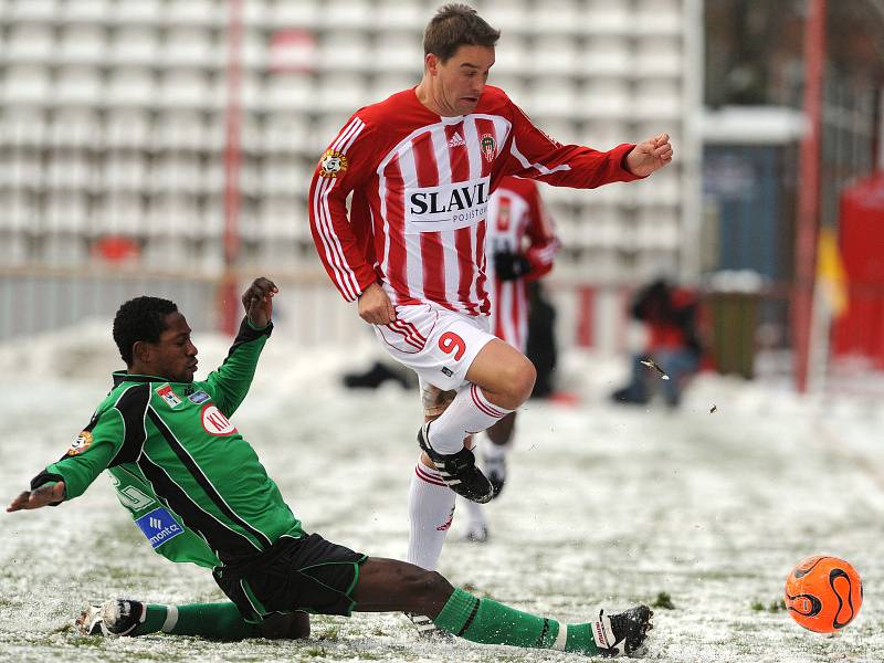 1. liga: Vikt. Žižkov - 1.FK Příbram (2:0). Domácí Švancara a příbramský Mapanya.