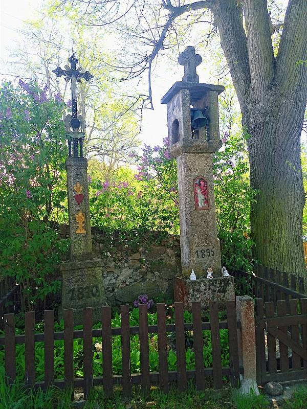 Kamenná zvonička v Myslkově z roku 1895, křížek s datací 1870.