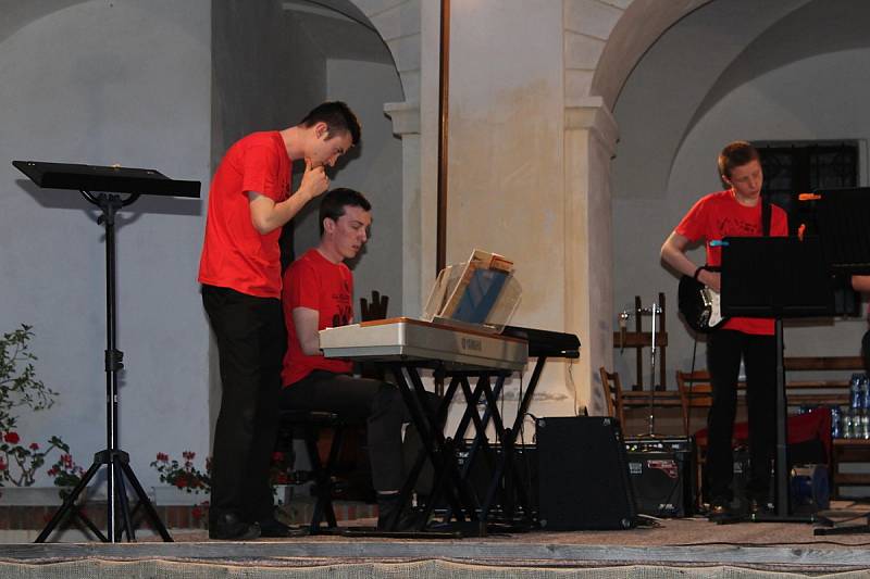 Z koncertu žáků All Hallows Catholic School na zámku v Březnici.