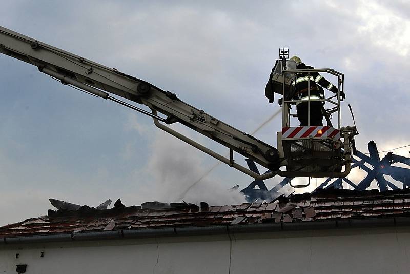 Požár budovy bývalého zemědělského statku v Ouběnicích. Podnikalo v nich několik firem. Foto: Markéta Lišková