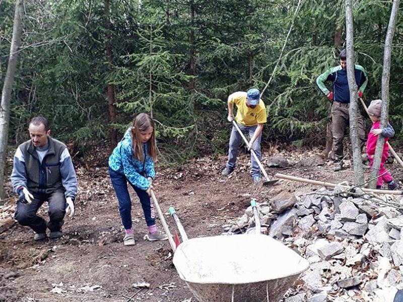 Budování terénní cyklostezky v lesíku mezi ulicemi Nad Štolou a Vokačovská v Příbrami.