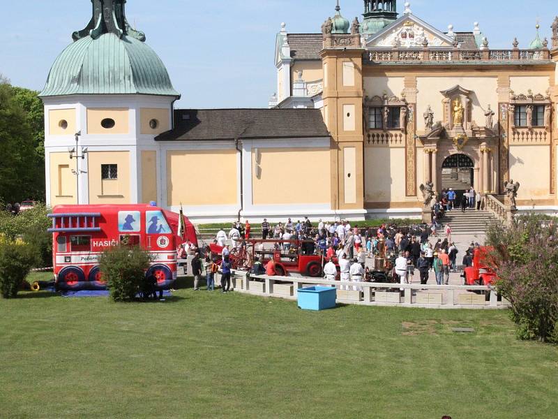 Slavnostní akcí s oceněním zasahujících hasičů, ukázkami moderní i historické techniky nebo dovedností těch nejmenších si profesionální i dobrovolní hasiči připomněli 40. výročí požáru Svaté Hory.