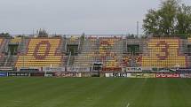 Zničená tribuna na stadionu Na Litavce.