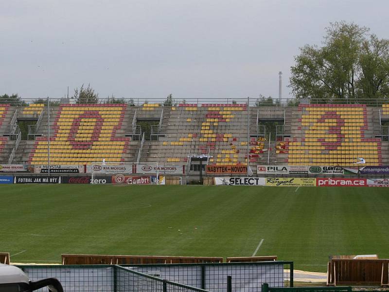 Zničená tribuna na stadionu Na Litavce.