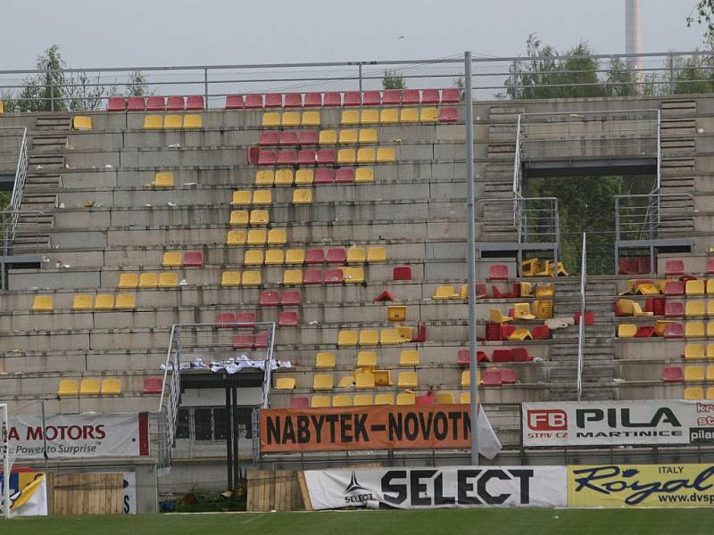 Zničená tribuna na stadionu Na Litavce.