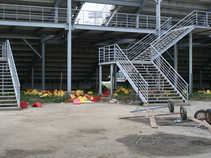 Zničená tribuna na stadionu Na Litavce.