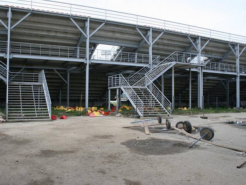 Zničená tribuna na stadionu Na Litavce.