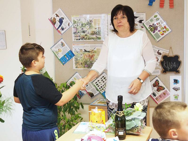 Se školou se loučily i děti ze základní školy ve Věšíně.