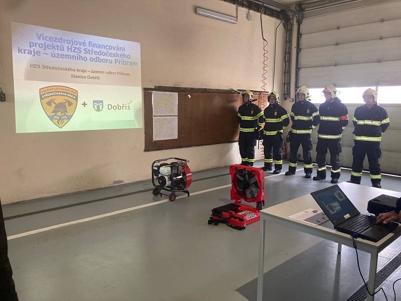 Ze slavnostního předání bateriového přetlakového ventilátoru Leader BatFan 3 Li+ pro odvětrávání kouře a nebezpečných plynů hasičům v Dobříši.