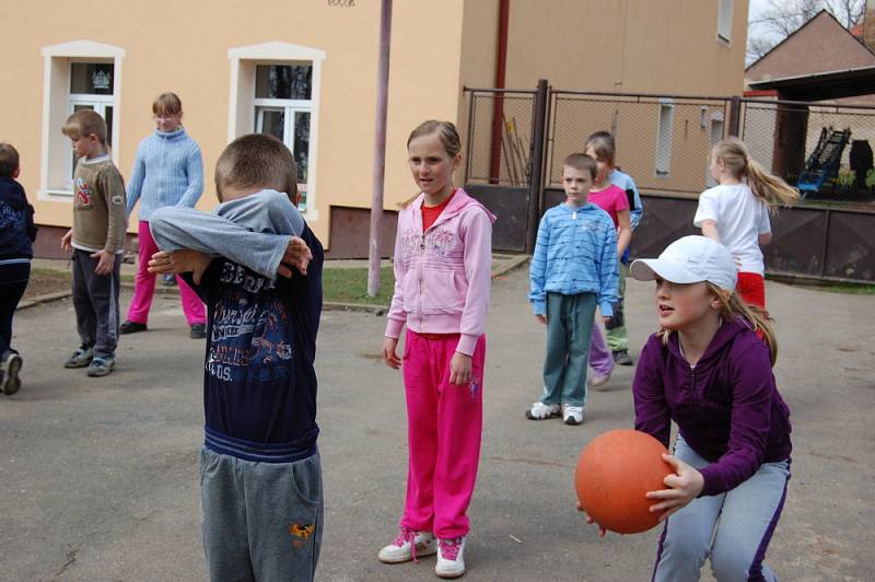 Školáci při hodině tělocviku.