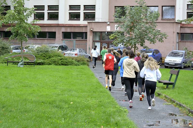 Z projektu Přes bariéry s policií v Příbrami. Fyzické testy dělali studenti střední zdravotnické školy.