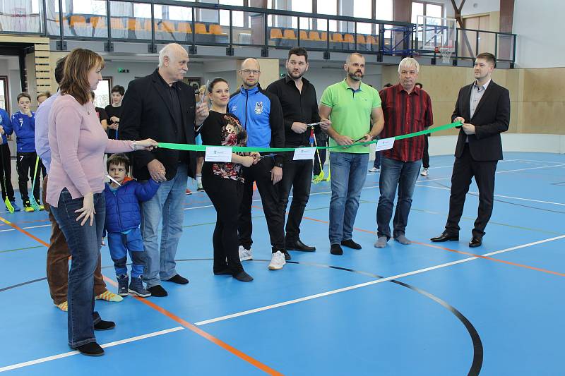 Pásku k nové hrací ploše stříhali společně zástupci města a sportovních spolků, architekt projektu, lidé ze zhotovitelské firmy a zástupci dobříšské společnosti Dokas.