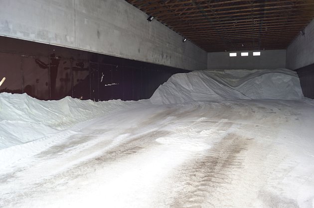 Zásoby soli ve Středisku správy a údržby dálnice Skalka na Příbramsku.
