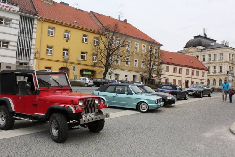 Druhá dubnová sobota patřila v centru Příbrami opět přejezdu nejkratší silnice s číslem 66 na světě.