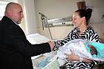 Vítání prvního letošního miminka v příbramské porodnici. Stal se jím na Nový rok Sebastian Hlom z Příbrami.