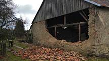 Vichřice ve Vacíkově narušila statiku jedné ze stodol.
