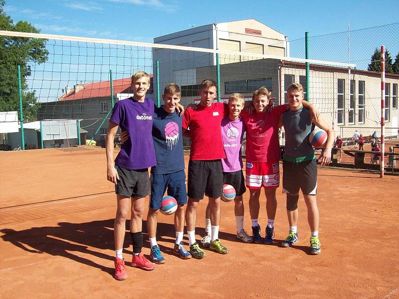 V Komárově se uskutečnil volejbalového turnaje mužů a žen, který v obou kategoriích ovládly týmy