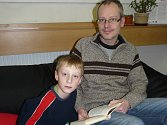 Čtenář roku Josef Hrdlička má rád knihy a předčítá z nich i oběma synům.