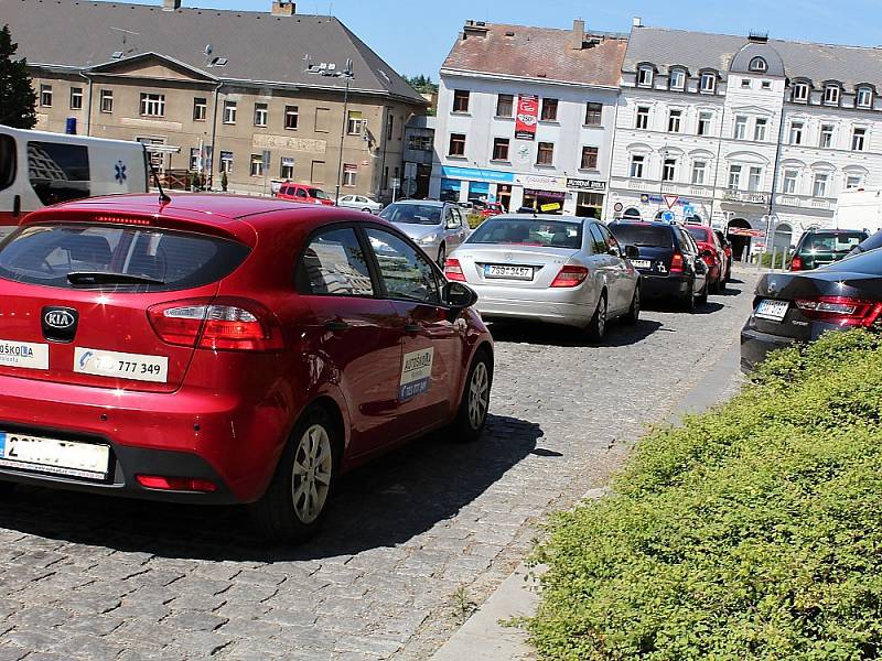 Doprava v centru Příbrami. Vypnutí semaforů v dopravních špičkách by podle odborníků situaci spíš zhoršilo. 