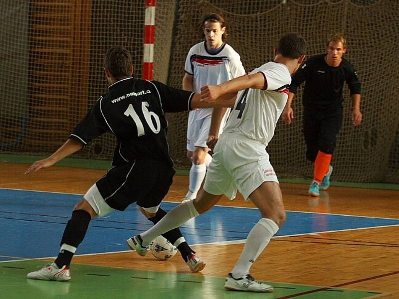 Semifinále krajské části Poháru ČMFS: OTH (černí) - Mladá Boleslav (5:9). Jakub Tošovský proti přesile obránců.