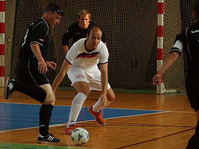 Semifinále krajské části Poháru ČMFS: OTH (černí) - Mladá Boleslav (5:9). Ladislav Černý připravuje další šanci.