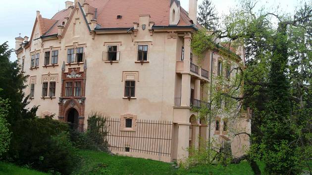 Prohlédněte si zámek a park ve Vrchotových Janovicích.