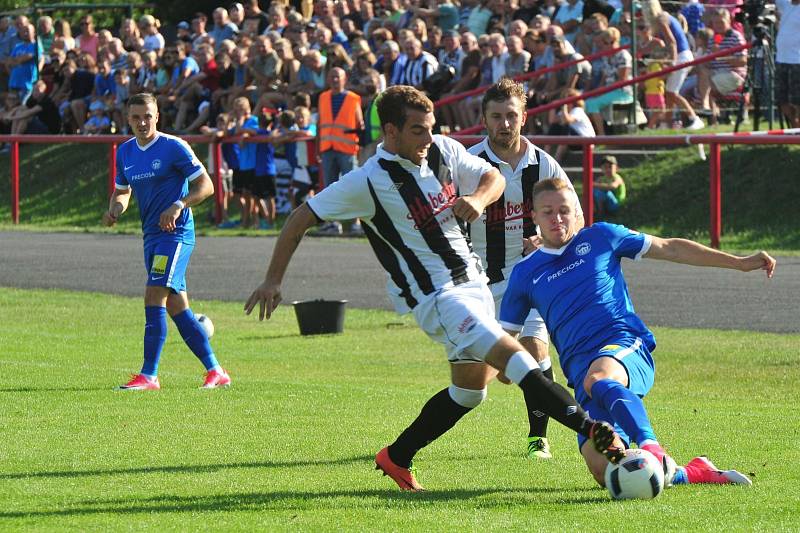 Stadion V Lipkách v Dobříši zažil ve středu v podvečer fotbalový svátek. K utkání 2. kola českého poháru MOL Cup sem přijel prvoligový tým Slovan Liberec.