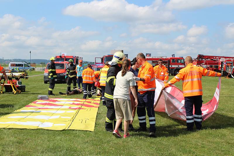 Mezi letištěm a motoristickým polygonem u Dlouhé Lhoty, známým například školou smyku, hasiči, zdravotničtí záchranáři a policisté nacvičovali zásah na místě havárie malého letadla. S ním se pojí i nutnost zajistit pomoc pro větší počet zraněných.