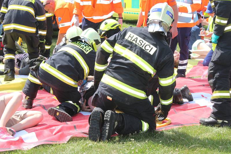 Mezi letištěm a motoristickým polygonem u Dlouhé Lhoty, známým například školou smyku, hasiči, zdravotničtí záchranáři a policisté nacvičovali zásah na místě havárie malého letadla. S ním se pojí i nutnost zajistit pomoc pro větší počet zraněných.