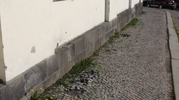 Osadní výbor chce pomocí fotografií zjistit původní vzhled dlažby a celkového okolí kolem březohorského kostela.