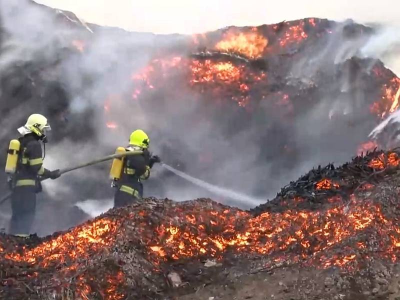 Požár štěpky v Rožmitálu pod Třemšínem.