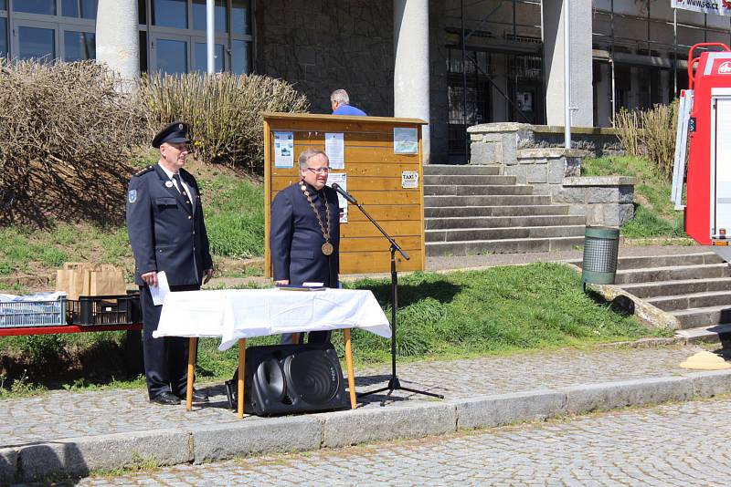 Hasiči v Kamýku nad Vltavou slavnostně křtili nový zásahový vůz.