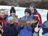 Rybářský kroužek z Rožmitálu pod Třemšínem využil při své poslední schůzce mrazivého počasí a vyrazil s dětmi na lov na dírkách.
